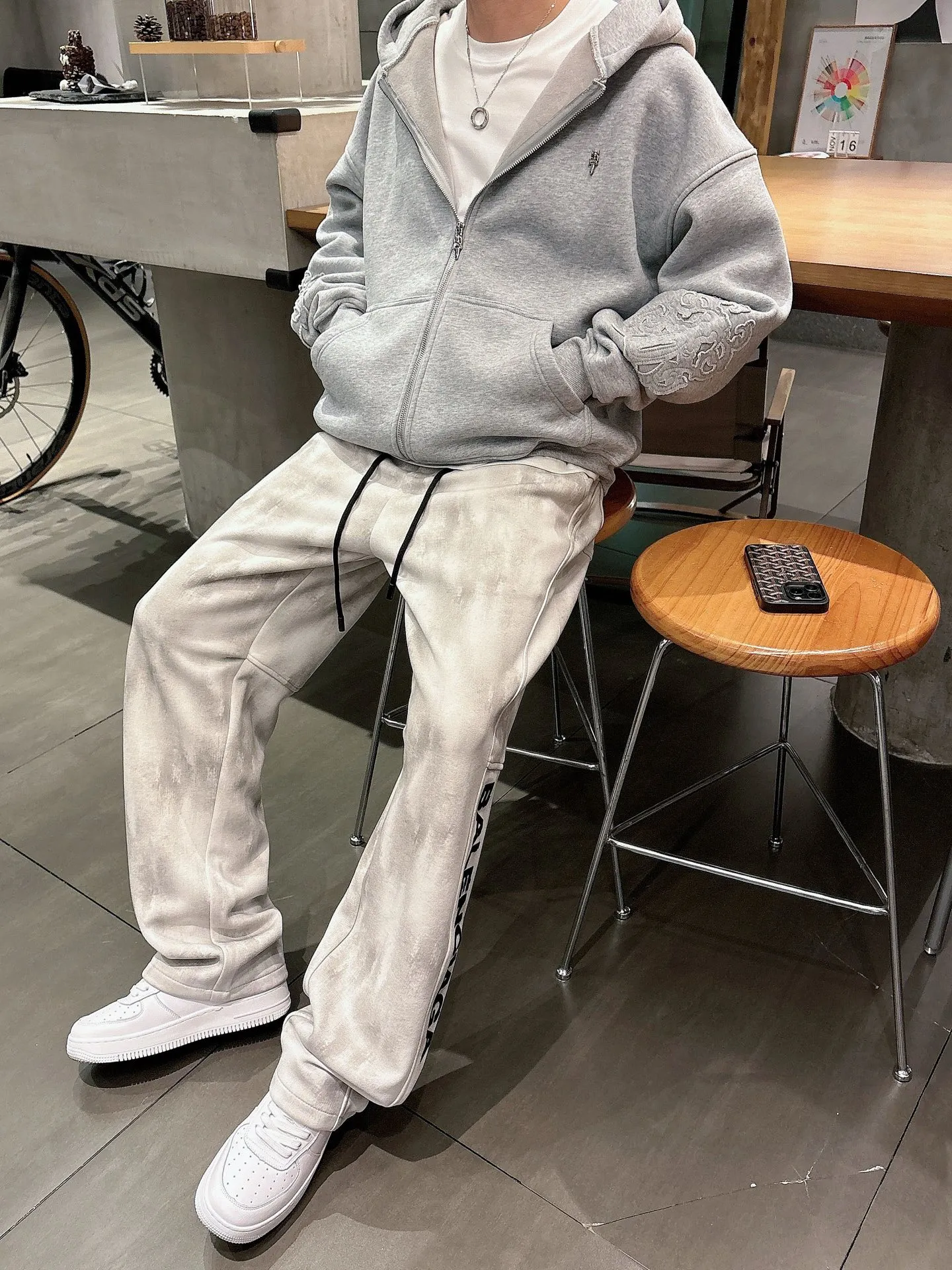 Balenciaga 🆕2026 Autumn and Winter New Arrival Casual Pants! The official website will be released simultaneously. Brand Classic LOGO casual pants, customized fabrics, excellent comfort and strong touch. Highly recognisable, perfect appearance and craftsmanship. Size:M-3XL
